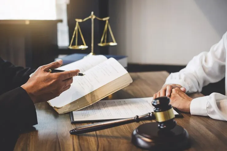الخدمات القانونية المقدمة عبر منصة محامون البحرين – استشارات وتحكيم وتسوية